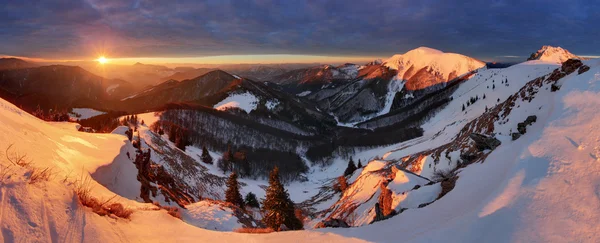 Paesaggio montano invernale all'alba, panorama — Foto Stock