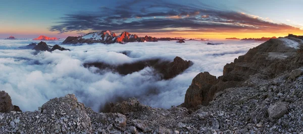 Hermoso paisaje primaveral en las montañas. Puesta del sol - Italia Dolo — Foto de Stock