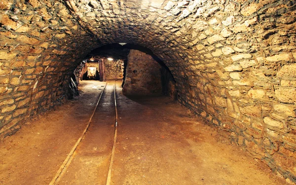 Min guld underjordisk tunnel järnväg — Stockfoto