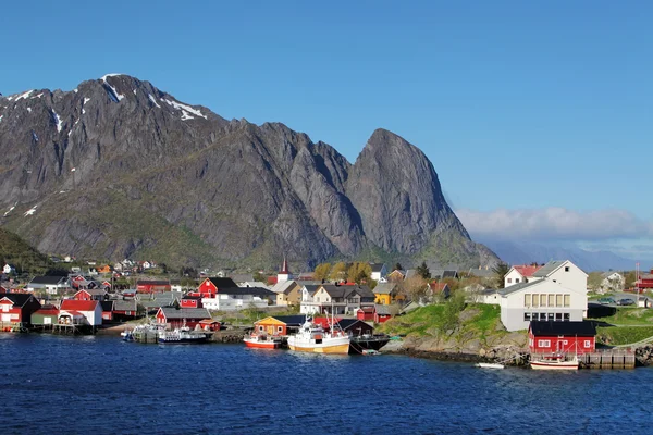 Norwegian fishing village with traditional red rorbu huts, Reine — Stock Photo, Image