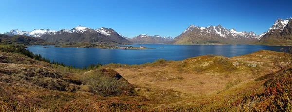 Panoramablick auf die hohen Berge — Stockfoto