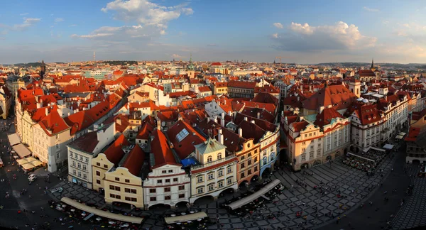 Domy s tradičními červenými střechami v Praze na Staroměstské náměstí v t — Stock fotografie