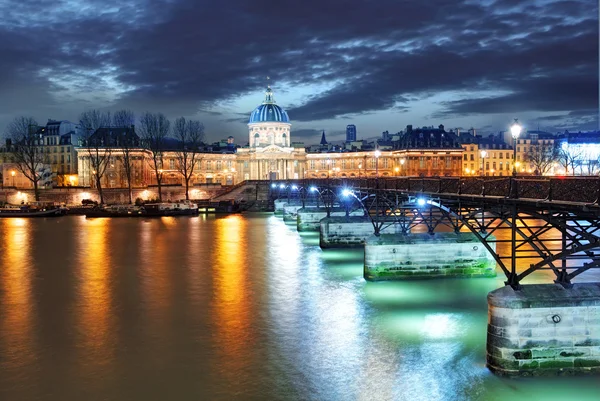 Здание Института Франции в Париже, Франция ночью — стоковое фото