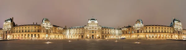 Ніч панорамний вид на музей Лувр, Париж — стокове фото