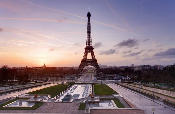 Eiffelova věž a fontána v Jardins du Trocadero při západu slunce, Par — Stock fotografie