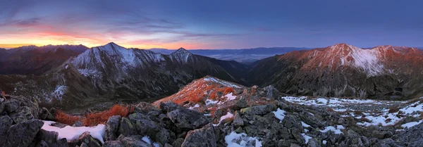 Zonsopgang landschap bergpanorama, Slowakije — Stockfoto