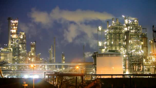 Refinería de petróleo por la noche, Industria — Vídeos de Stock