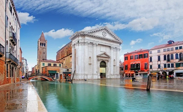 Iglesia y Canal de Venecia - Campo San Barnaba —  Fotos de Stock