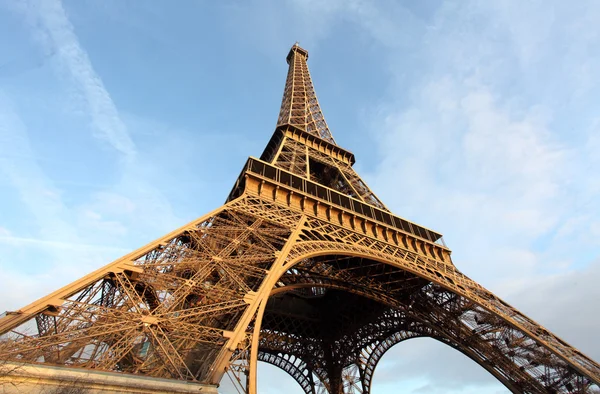 Weitwinkelaufnahme des Eiffelturms mit dramatischem Himmel, Paris, Frankreich — Stockfoto