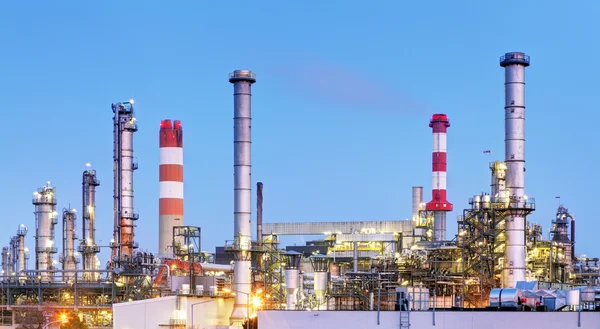 Olie raffinaderij-industrie plant langs twilight ochtend — Stockfoto