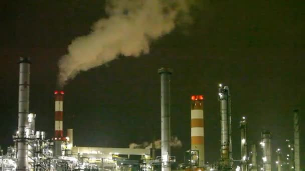 Refinería de petróleo por la noche - Movimiento de lapso de tiempo — Vídeo de stock