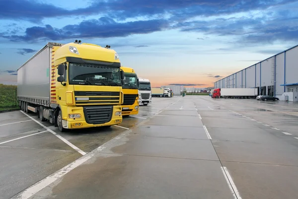 Lading vrachtwagen bij magazijn gebouw — Stockfoto