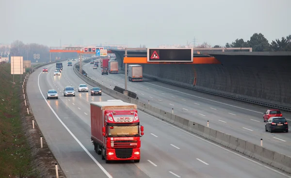 Motorväg med bilar och lastbil — Stockfoto