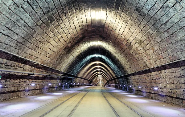 Túnel com ferrovia e bonde — Fotografia de Stock