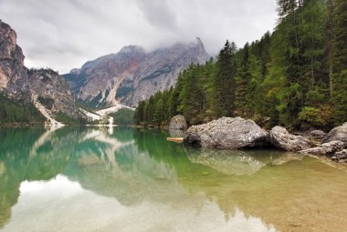 Göl Lago di Braies Dolomiti dağlarda - İtalya Avrupa
