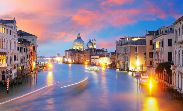 Canal Grande s bazilikou Santa Maria della Salute v Benátkách — Stock fotografie