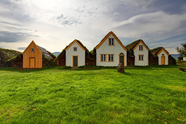 Gräsmatta som täcker house, Island ursprungliga byggnader, glaumbaer — Stockfoto