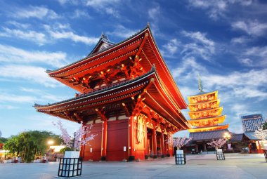 Tokyo, Japonya 'da geceleyin tapınaklı Asakusa tapınağı