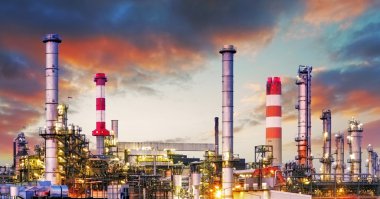 Dramatik alacakaranlıkta petrol rafinerisi