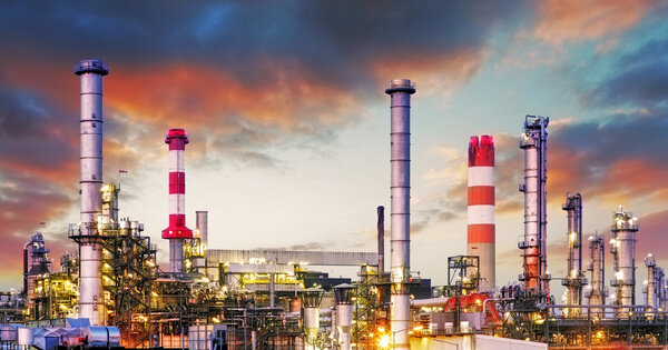 Нефтеперерабатывающий завод в сумерках