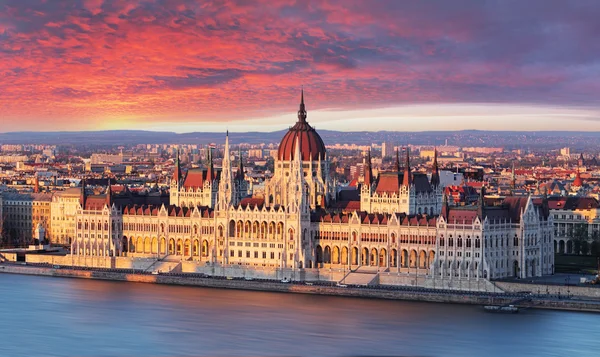 Budapester Parlament bei dramatischem Sonnenaufgang lizenzfreie Stockfotos