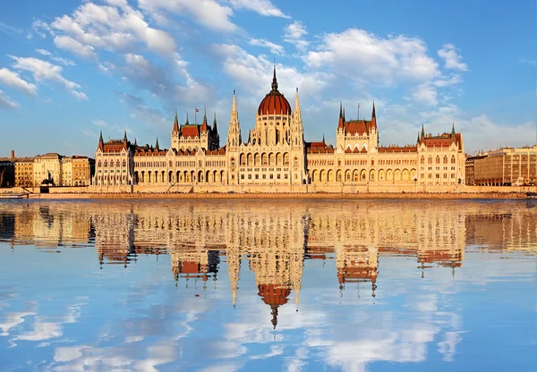 Будапешт - Парламент с Дунаем, Венгрия — стоковое фото