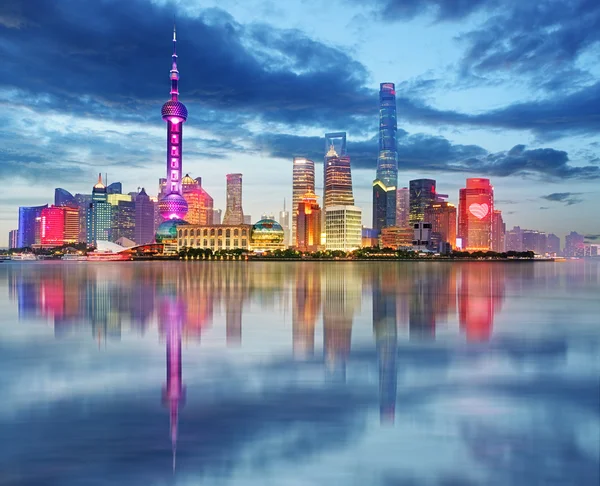 Shangahi skyline på natten, Kina. — Stockfoto