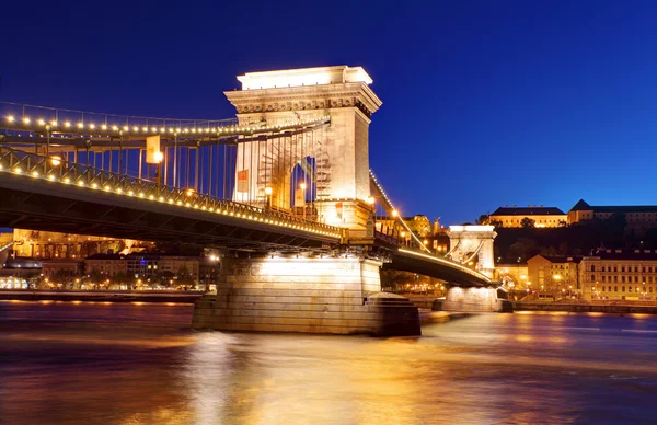 Hängbron i Budapest i kväll. — Stockfoto
