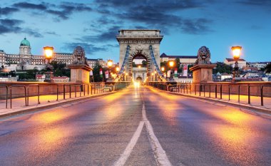 Akşam Budapest Chain Bridge.