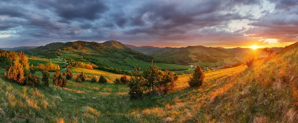 Slovensko horské louce při západu slunce, panorama — Stock fotografie