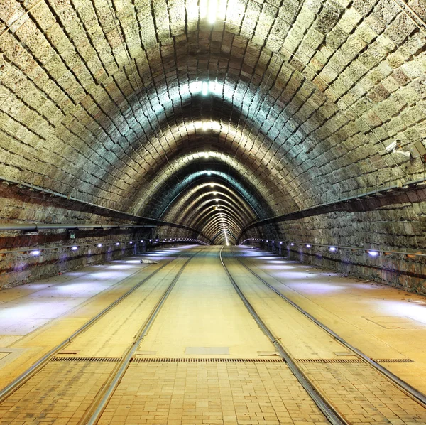 Tunnel med järnvägen och spårvagn — Stockfoto