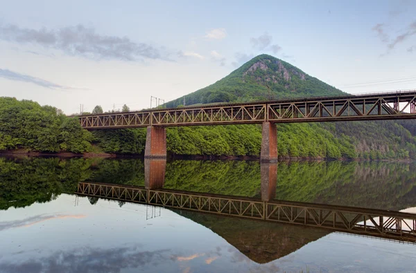 Lac avec pont de montagne et chemin de fer — Photo