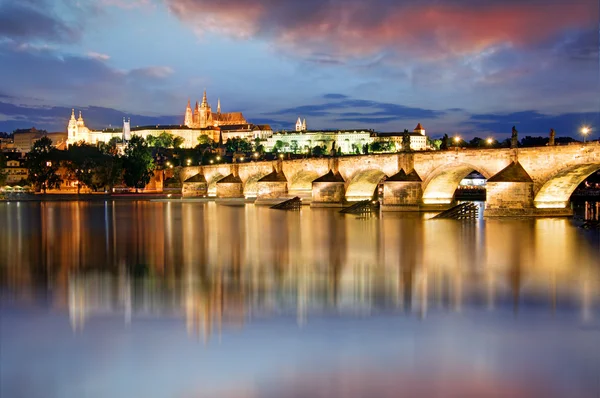 Prager Burg und Karlsbrücke bei Nacht — Stockfoto