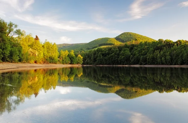 Lac avec reflet forestier, barrage de Ruzin, Slovaquie — Photo