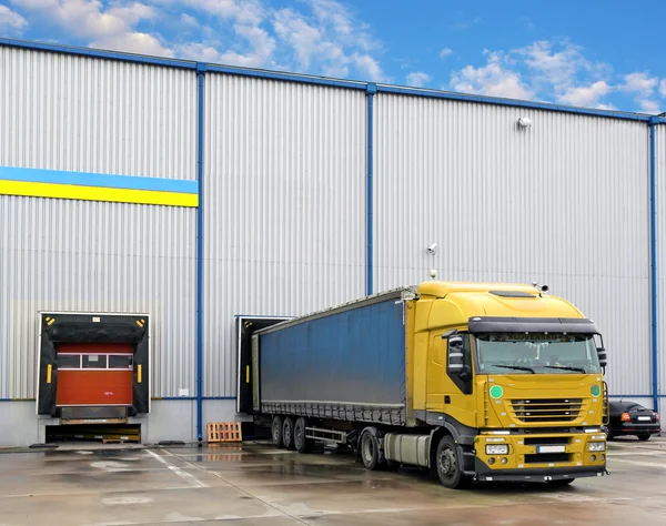 Camión de carga en edificio de almacén — Foto de Stock
