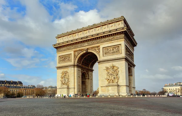 Arco del Triunfo contra bonito cielo azul — Foto de Stock