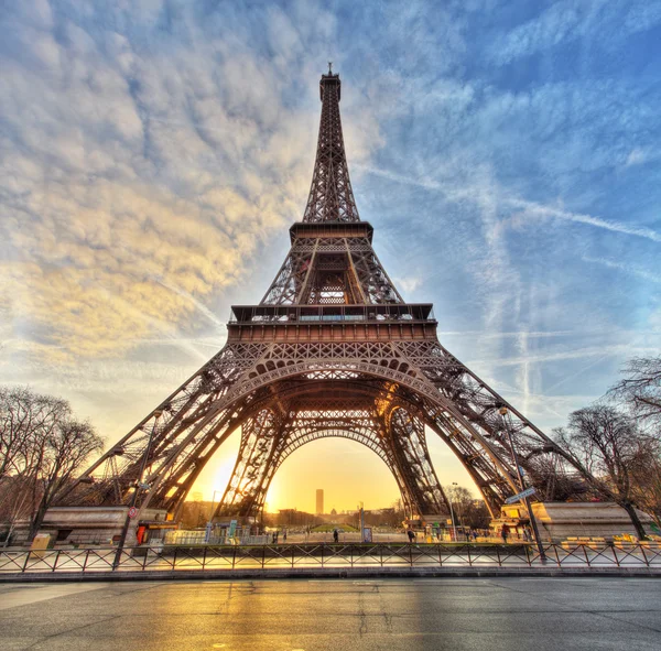 Gran plano de la Torre Eiffel con cielo dramático, París, Francia —  Fotos de Stock