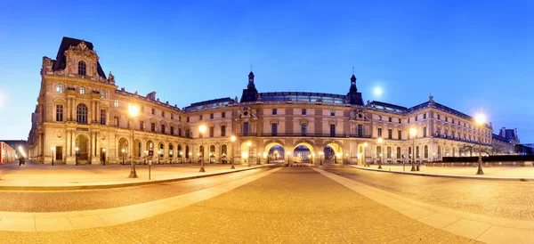 Panoramatický pohled na noční muzeum Louvre, Paříž — Stock fotografie