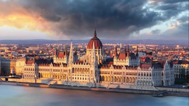 Budapest Parlement op dramatische sunrise - time-lapse — Stockvideo