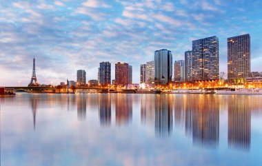  Eyfel Kulesi ile Paris Şehir Manzarası