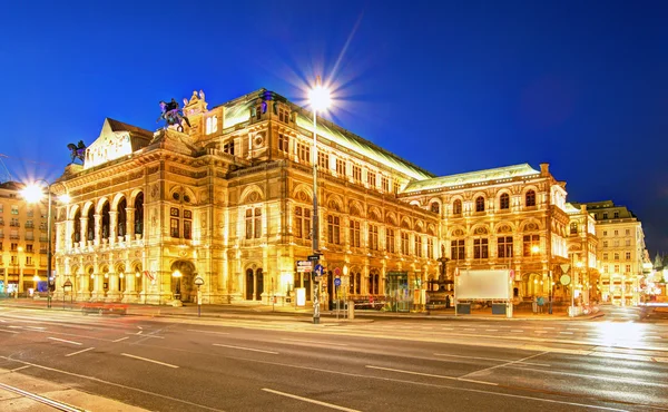 Opera państwowa w Wiedniu w nocy, austria — Zdjęcie stockowe
