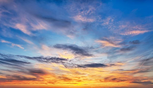 Coucher de soleil ciel sur la mer — Photo