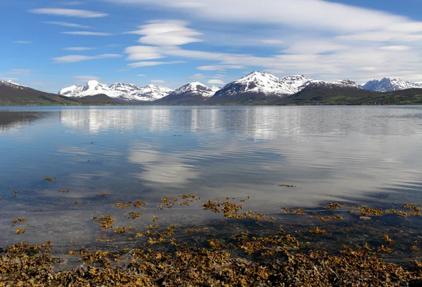 Fiordo de Noruega en primavera cerca de Tromso — Foto de Stock