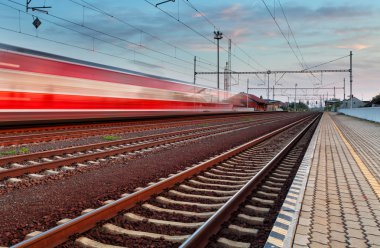 hızlı tren istasyonunda 