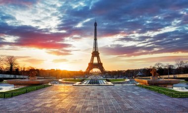 Eyfel Kulesi ile Paris, gündoğumu