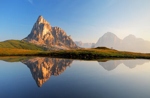 Dağ gölü yansıma, dolomites, passo giau — Stok fotoğraf