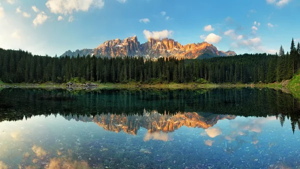 Άλπεις Θαλασσογραφία με forrest βουνό, λίμνη carezza di - dol — Φωτογραφία Αρχείου