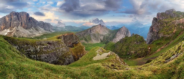 Гірська панорама Доломітів навесні — стокове фото