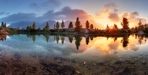 Alpok tó naplemente hegyekre a Dolomitok — Stock Fotó