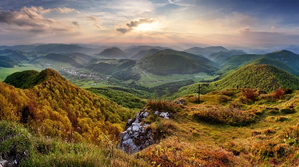 Tavaszi erdő hegyi táj, Szlovákia — Stock Fotó